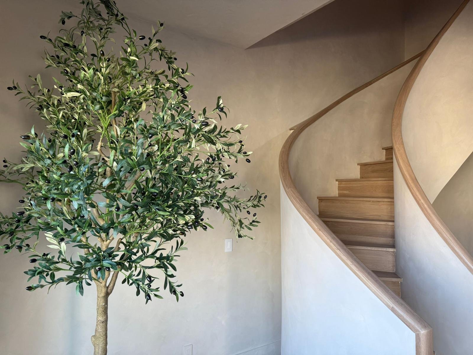 Marmorino Carrara — cream Italian lime + marble dust plaster on stair wall, hand-finished by Vlad Markov