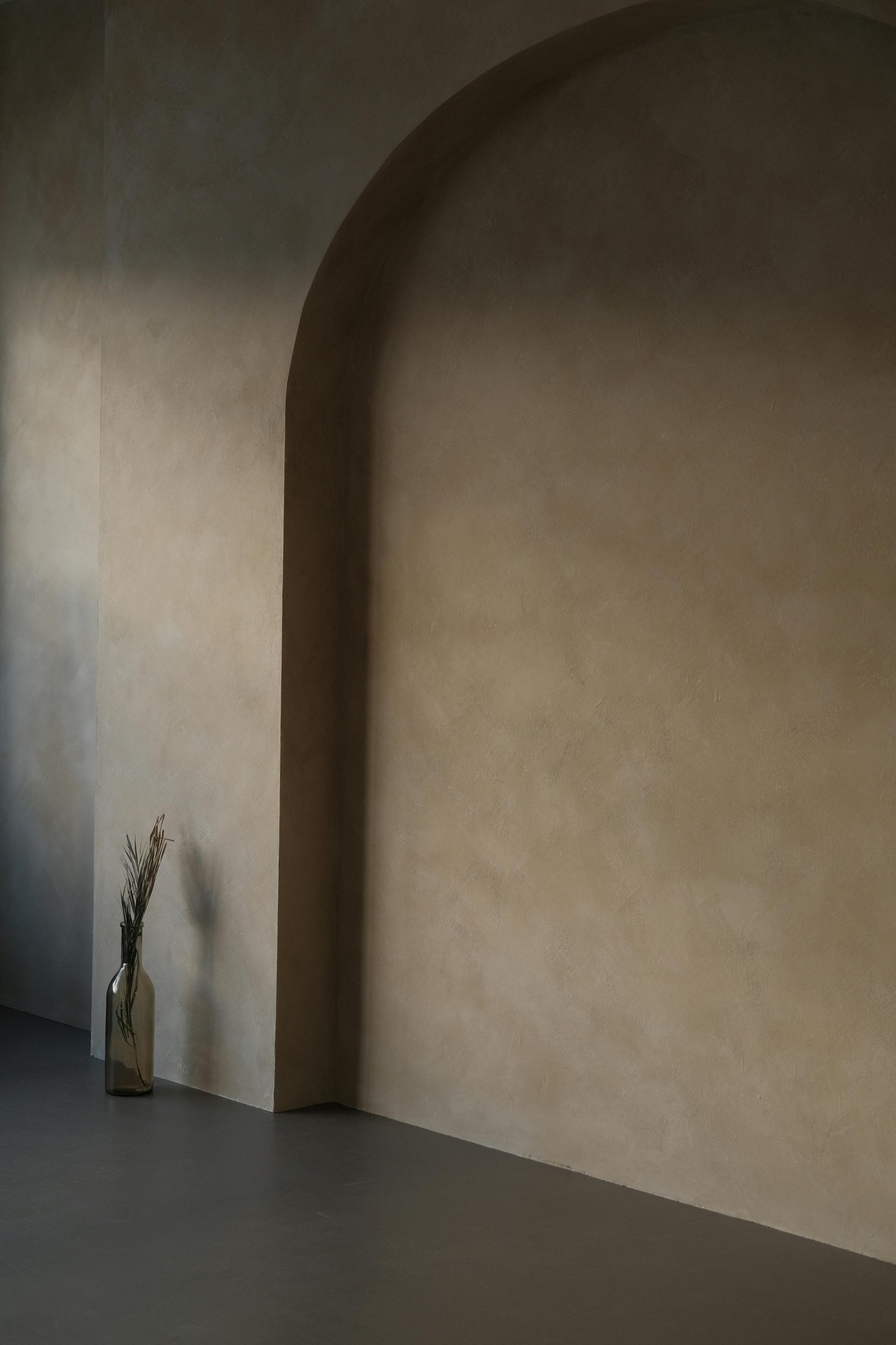 Tribeca loft Marmorino Carrara arched salon, sunlit 2,400 ft² hand-finished walls — MarkOn® Walls / Vlad Markov